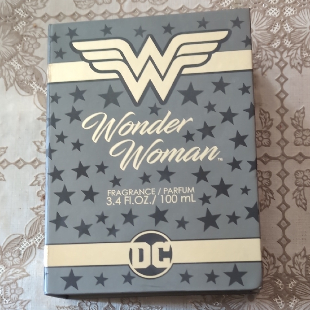 DC Wonder Woman Fragrance in Gray and Cream